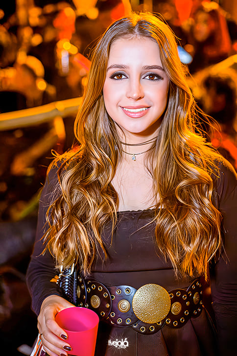  um mulher loira cabelos logos sorrindo