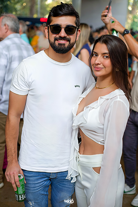 Casal, Homem cabelos curtos pretos com ocúlos escuros, barba sorrindo e mulher cabelos castanhos claros lisos longos sorrindo
