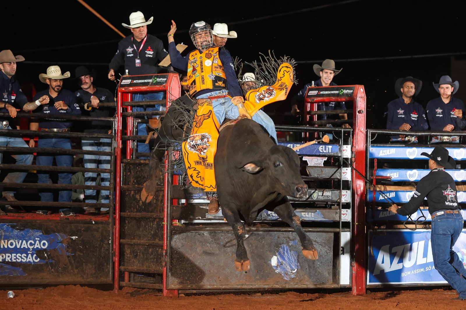 Etapa do rodeio PBR no Camaru 2025 estreia hoje com grandes companhias e estrelas da montaria