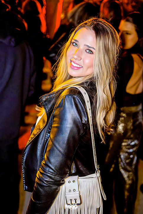  um mulher loira cabelos logos sorrindo