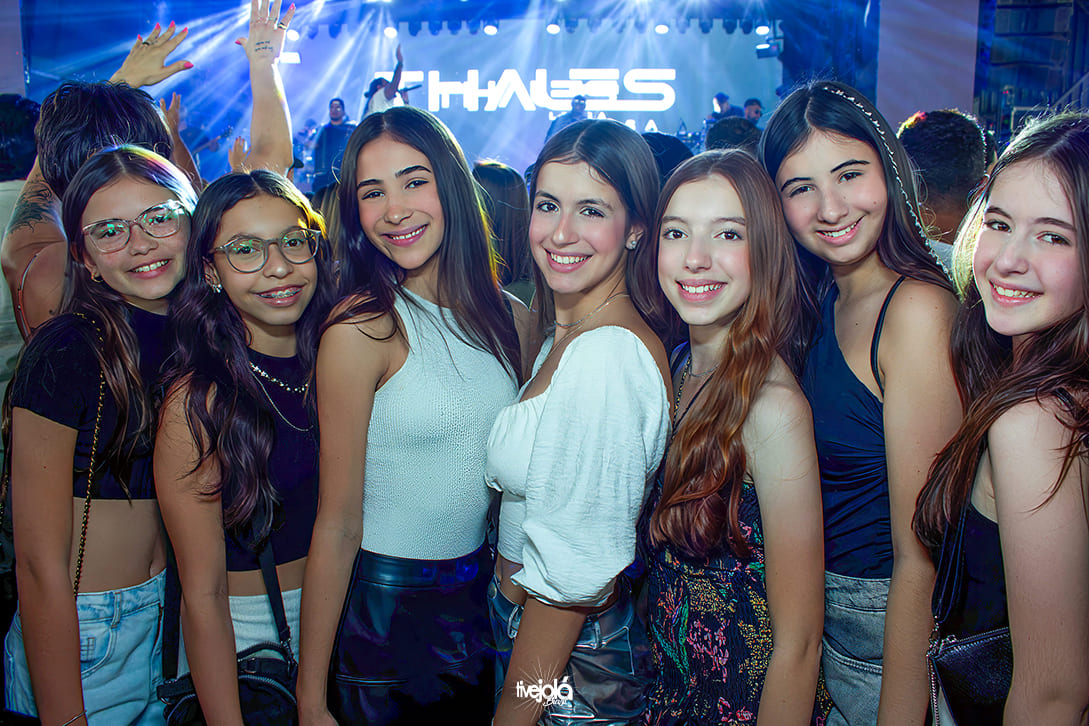 Sete adolecentes, curtindo o show de Diego & Victor Hugo e Thalles Lessa